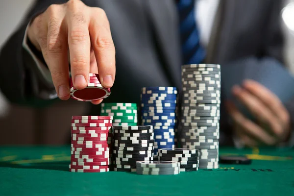 Blackjack in a casino, a man makes a bet, and puts a chip — Stock Photo, Image