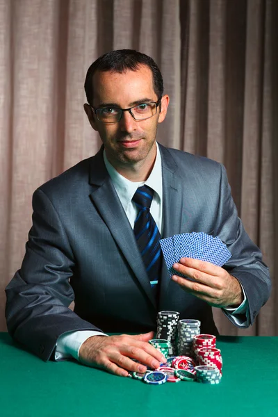 Blackjack in a casino, a man makes a bet, and puts a chip — Stock Photo, Image