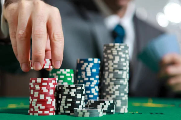 Blackjack In A Casino, A Man Makes A Bet, And Puts A Chip — Stock Photo, Image