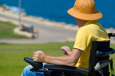 Engelli adam parkta temiz hava zevk tekerlekli sandalyede