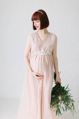 Karnı holding ayakta hamile kadın buket çiçekler