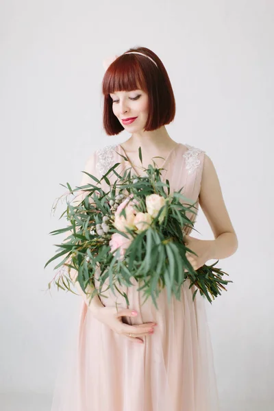 Mujer Embarazada Sonriendo Pie Con Flores Sosteniendo Vientre —  Fotos de Stock