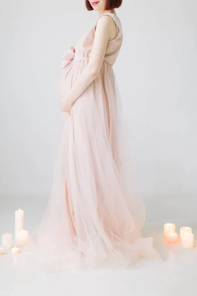 Jolie Femme Enceinte Robe Rose Longue Debout Sur Fond Blanc — Photo