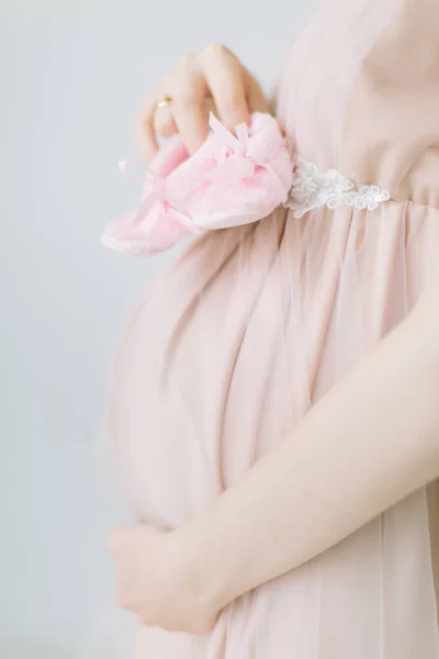 Vista Del Perfil Mujer Embarazada Feliz Pie Sosteniendo Zapatos Color —  Fotos de Stock