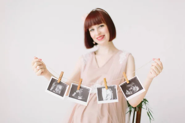 Chica Embarazada Sentada Silla Sosteniendo Fotos Del Bebé —  Fotos de Stock