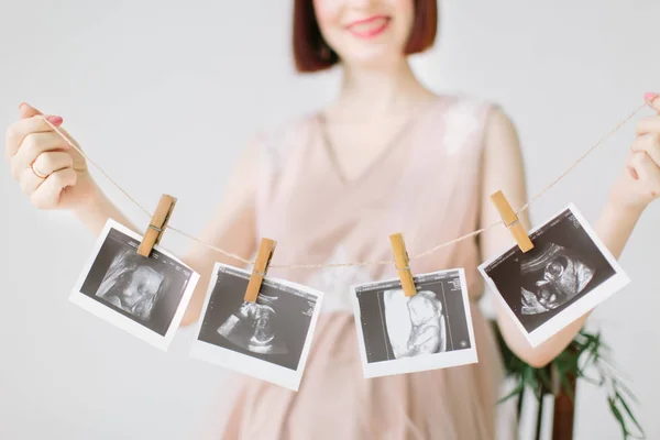 Mujer Embarazada Joven Sosteniendo Película Ultrasonido Sentado Silla Decorada Sobre —  Fotos de Stock