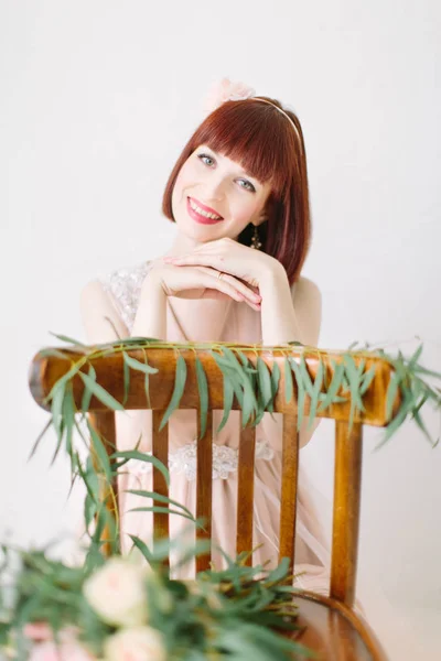 Femme Enceinte Souriante Assise Sur Une Chaise Décorée Fleurs — Photo