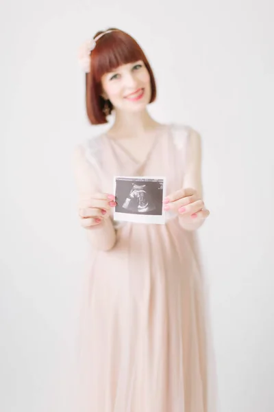 Mladá Těhotná Žena Držící Ultrazvuk Film Stojící Bílém Pozadí — Stock fotografie