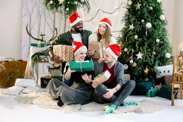 Souriant garçons et filles multiraciales célébrant Noël dans le salon décoré confortable — Photo