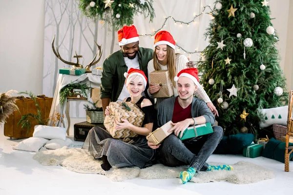 Fröhliche kaukasische Jungen und Mädchen und afrikanische Jungen lächelnd und Spaß auf der Weihnachtsfeier. — Stockfoto