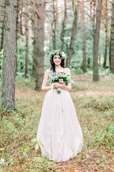 Mariée élégante posant avec bouquet sur fond de forêt, mariage boho magnifique luxe à l'extérieur de la forêt — Photo
