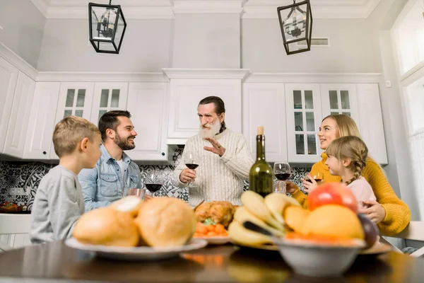 Glücklicher Erntedanktag. Familie sitzt am Tisch und feiert Urlaub. Großeltern, Eltern und Kinder. Traditionelles Abendessen. — Stockfoto