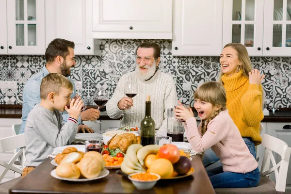 Glückliche Familie, die Urlaub Danksagung Abendessen. Menschen im Gespräch feiern Erntedankfest-Konzept — Stockfoto