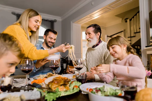 Casual Lifestyle im Inland, Danksagungsdinner-Konzept. große glückliche Familie genießt die gemeinsame Zeit mit leckerem Abendessen, Gemüsesalat, Nudeln, Truthahn — Stockfoto