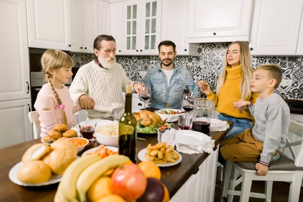 Díkůvzdání nebo vánoční večeře: rodina má požehnání před rodinnou večeří — Stock fotografie