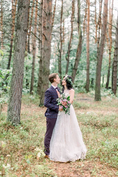 Krásná nevěsta s krásným ženichem v lese — Stock fotografie