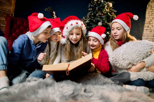 Petits beaux enfants couchés sur le sol de la chambre confortable et le fond d'un arbre de Noël et écrire des lettres au Père Noël . — Photo