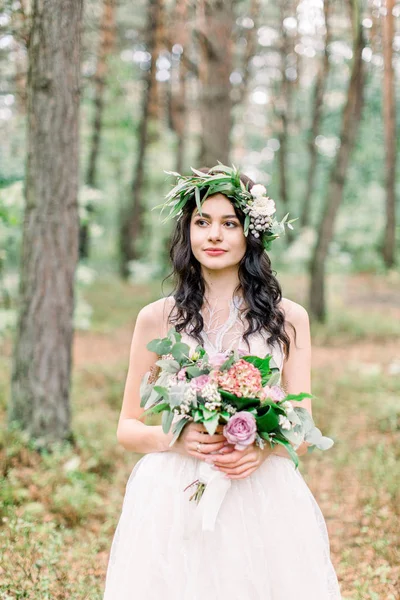 Novia elegante posando con ramo en el fondo del bosque, boda boho magnífico de lujo en el bosque al aire libre —  Fotos de Stock
