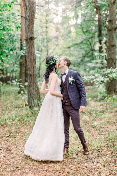 Casamento lindo casal rústico abraçando, beijando e andando na floresta. Passeio de casamento na floresta — Fotografia de Stock