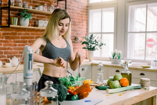 野菜と健康食品を作る新しいキッチンでの女性の料理。若いです白人女性で彼女の20代 — ストック写真