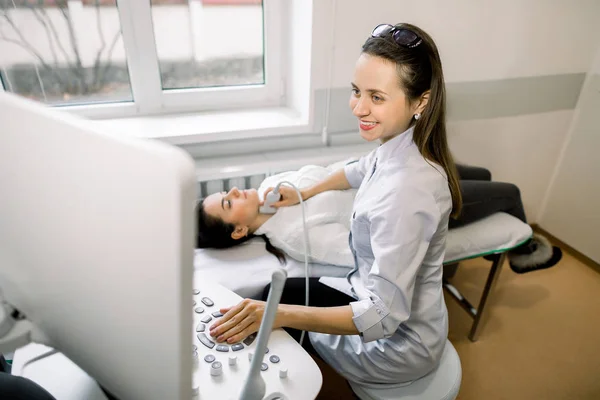 Yetişkin kadın kadın doktor ofisinde test thyroind ultrason sahip — Stok fotoğraf