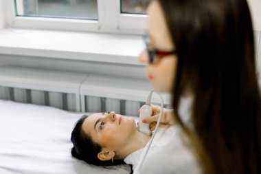 Klinikte tiroit ultrasonu olan genç bir kadın hasta var.