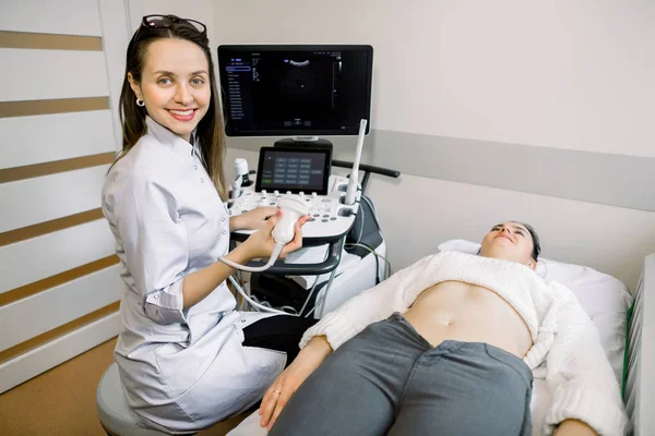 Médica sorridente, conceito de ultra-som. O médico realizou um ultra-som para paciente jovem no centro médico moderno . — Fotografia de Stock