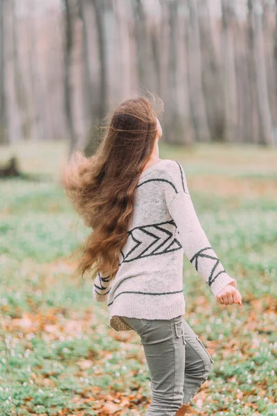 Bela mulher em suéter correndo e caminhando pela floresta verde pela manhã — Fotografia de Stock