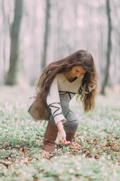 Menina bonita com cabelos longos caminhando pela floresta verde na primavera — Fotografia de Stock