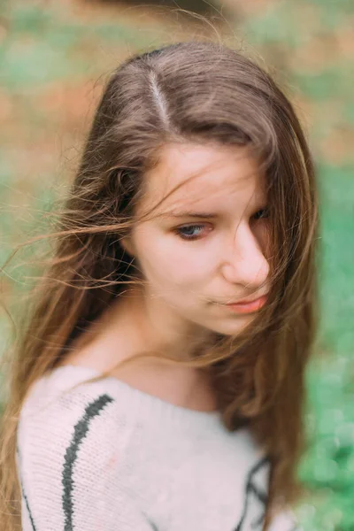 Bella donna con fiori a piedi attraverso la foresta verde all'inizio della primavera — Foto Stock