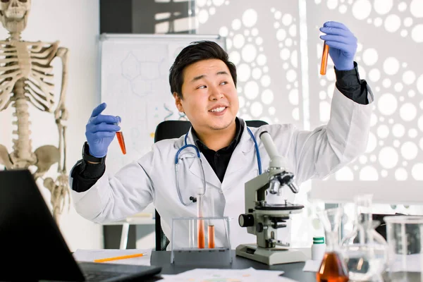 Cientista virologista médico chinês asiático trabalhando em laboratório fazendo pesquisa médica, usando microscópio, tubos de ensaio, equipamentos. Biotecnologia, química, ciência, experimentos e conceito de saúde . — Fotografia de Stock