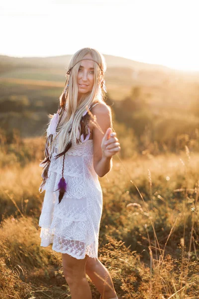 Bela jovem hippie boho estilo mulher em vestido branco, close up retrato ao pôr do sol em um campo — Fotografia de Stock