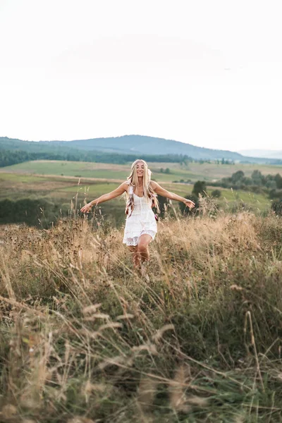 Jovem bonita boho hippie mulher vestindo em estilo rústico descansando na aldeia, campo, andando no campo de verão — Fotografia de Stock