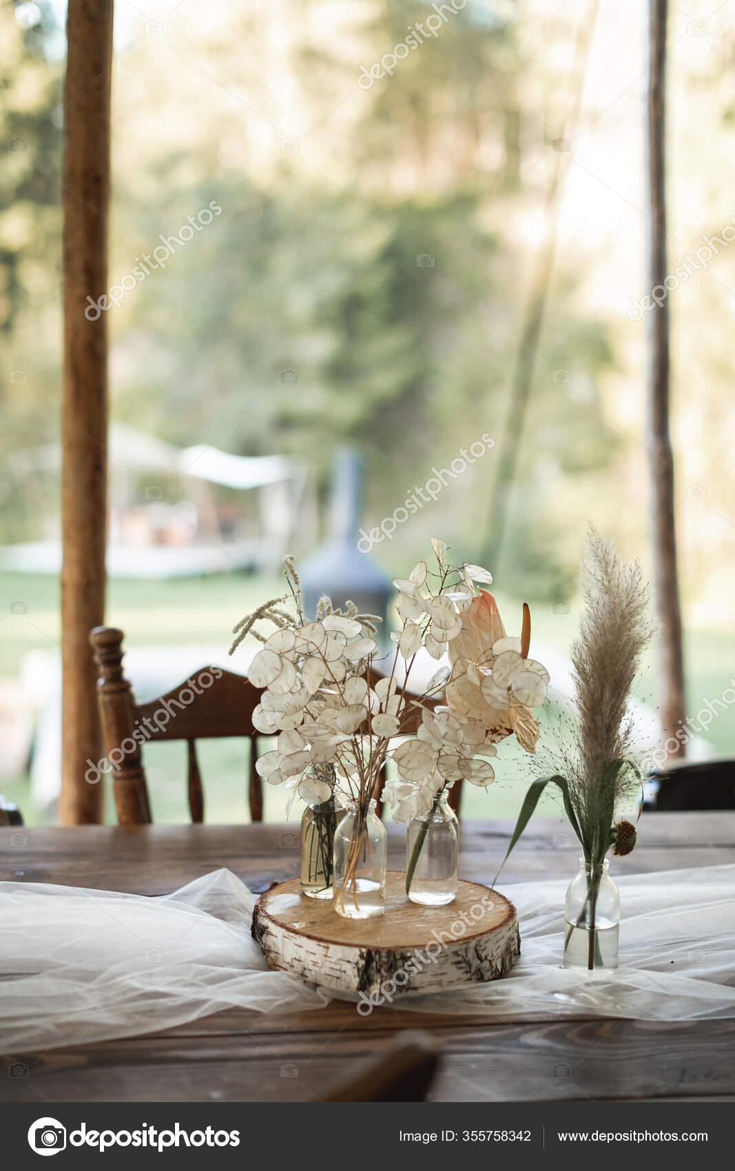 Decoraciones rústicas de mesa al aire libre. Ramos de flores, flores  silvestres secas en frascos de, image size:1067x1700