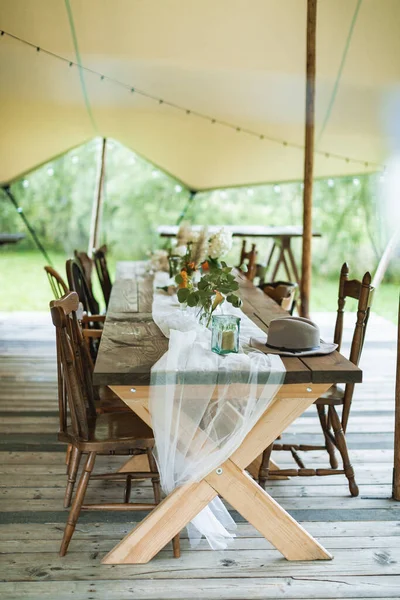 Mesa de recepção de casamento ou jantar, decorada em estilo rústico, ao ar livre em tenda elegante. Recepção ao ar livre, casamento rústico — Fotografia de Stock