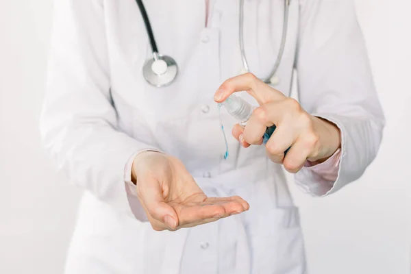 Розбите зображення жіночих рук лікаря з використанням очищувача гелю ручної дії, проти коронавірусу або Ковід-19. Антисептична, гігієнічна та медична концепція. Ізольовані на білому тлі — стокове фото