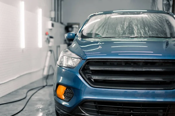 Layanan cuci mobil, merinci konsep. Penyeberangan mobil biru mewah dalam layanan cuci mobil profesional — Stok Foto