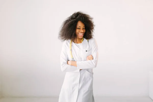 Zwarte verpleegster geïsoleerd in het ziekenhuis. Happy Afro-Amerikaanse vertrouwde Doctor Woman geïsoleerd op witte achtergrond — Stockfoto