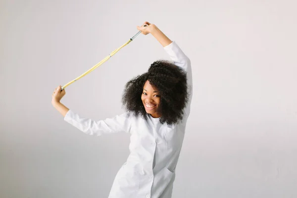 Ganska afrikanska amerikanska kvinnliga praktikant sjuksköterska isolerad på vit bakgrund — Stockfoto