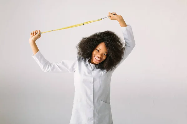 Portret zelfverzekerde Afro-Amerikaanse vrouwelijke arts medische professional geïsoleerd op witte achtergrond — Stockfoto