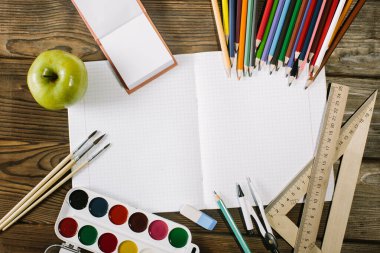 Telif alanı ile beyaz üzerine izole okul kırtasiyesi