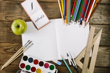 Okul, ahşap bir masa arkasında üst köşe sınırını sağlıyor. 1 Eylül