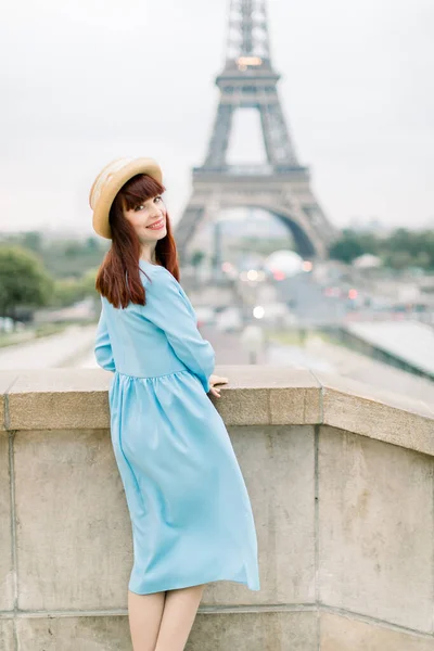 エッフェル塔で陽気な笑顔の女性観光客笑顔とカメラにポーズ。パリで休暇を楽しんでいる美しいヨーロッパの女の子,フランス — ストック写真