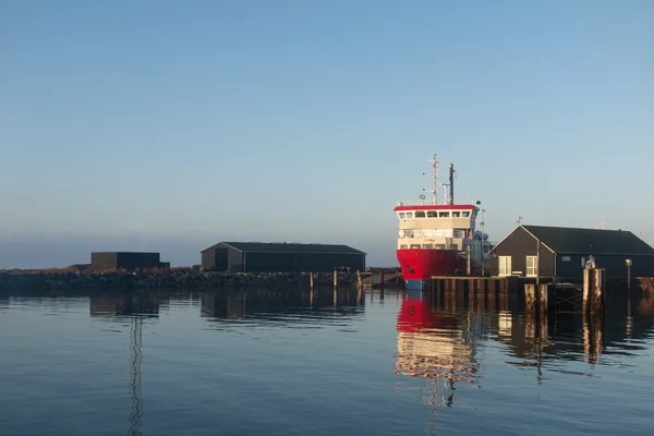 Pequeño ferry en el puerto — Foto de Stock