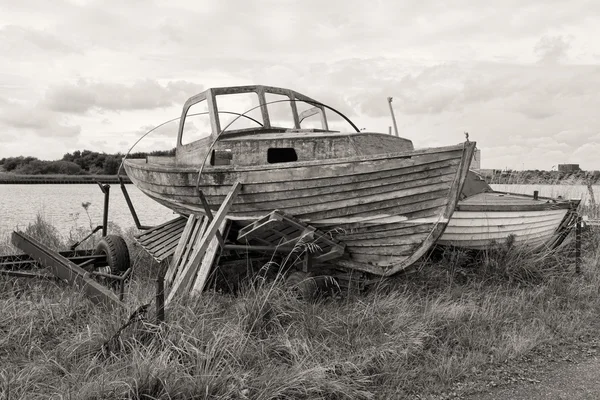 Старий човен на березі — стокове фото