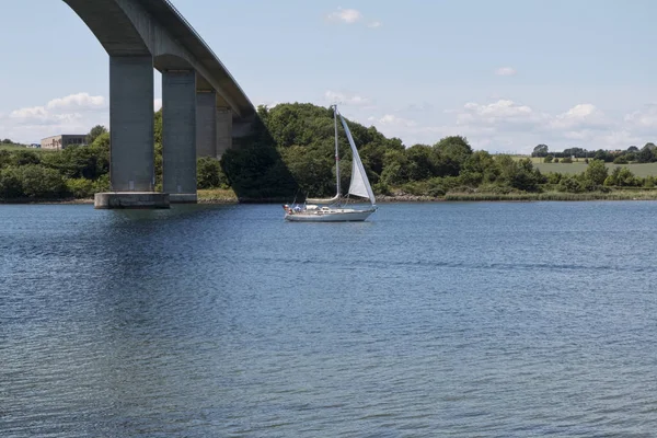 Köprüyü geçerken yelkenli — Stok fotoğraf