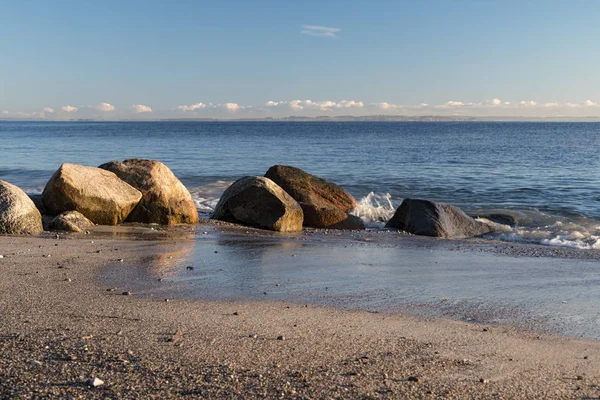 Sziklák a strandon — Stock Fotó