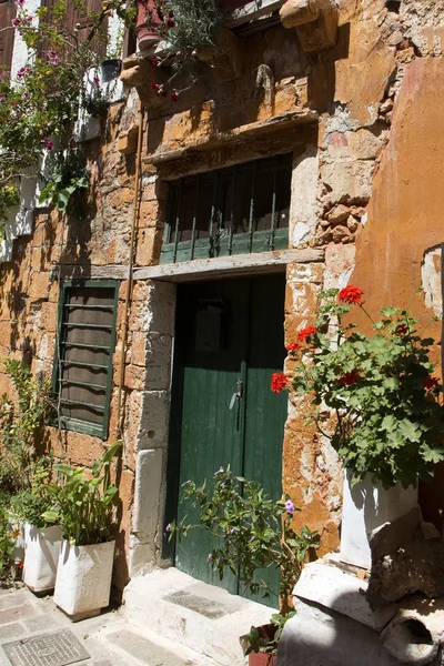 Eski bir evde yeşil kapı