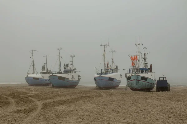 Barcos de pesca na praia — Fotografia de Stock