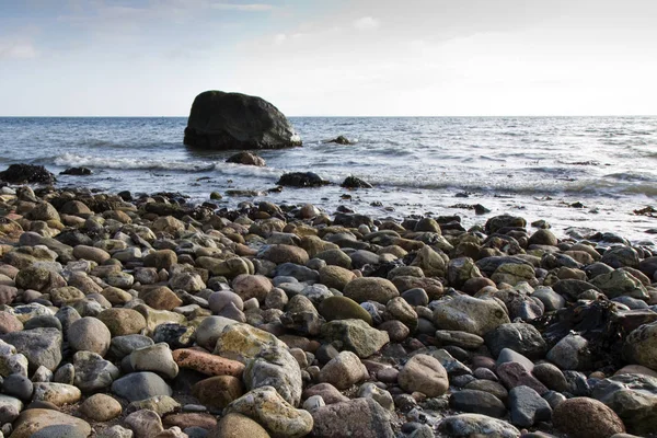 Klipporna vid kusten — Stockfoto